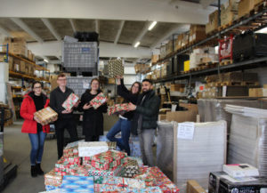 Weihnachten im Schuhkarton, Pakete sammeln - Azubiprojekt bei Zeppelin Baumaschinen